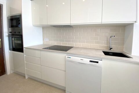 MD2: Handless Gloss Kitchen