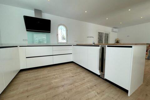 Kitchen and laminate flooring