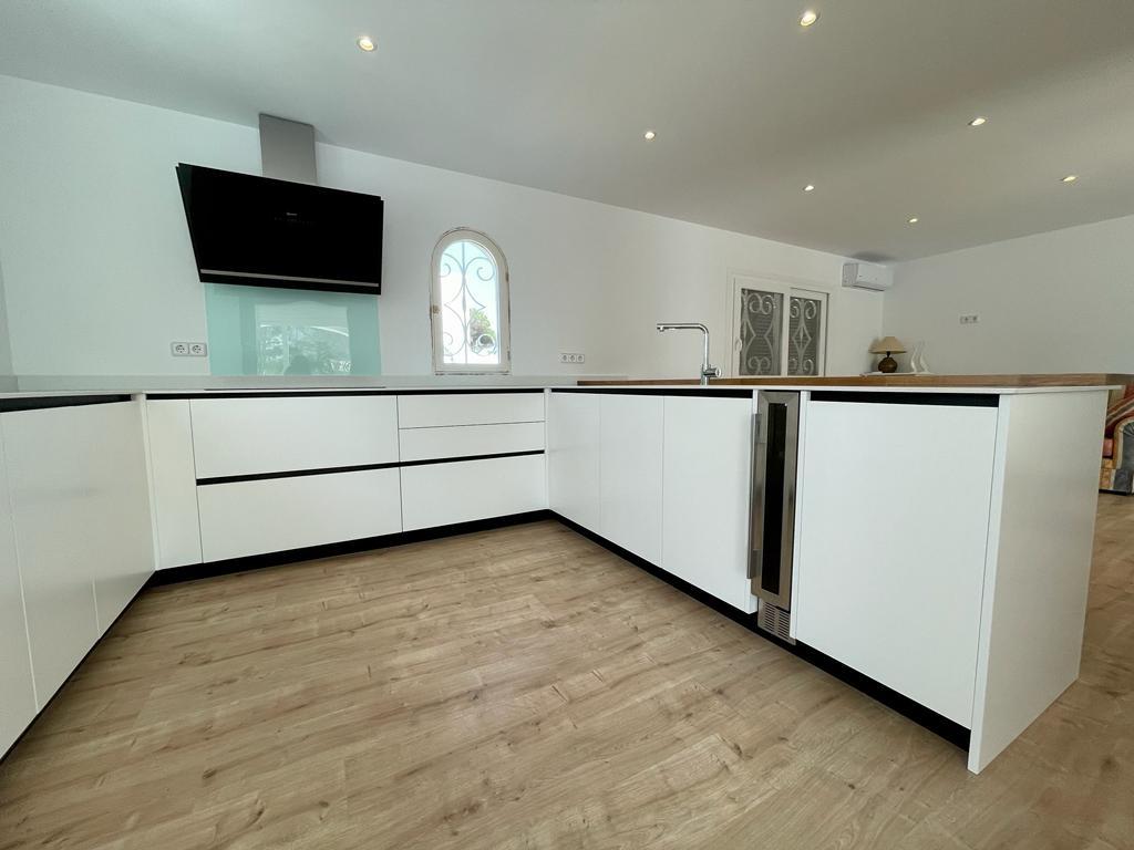 Kitchen and laminate flooring